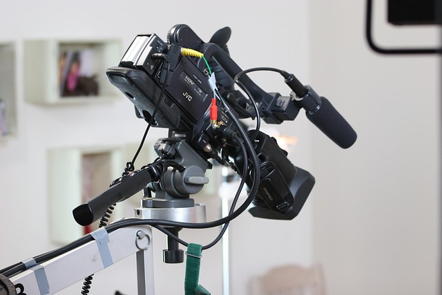 Videocamera professionale su supporto per riprese