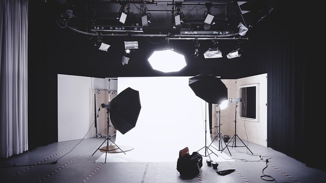Set in studio con luci e fondale per ritratti e fototessere